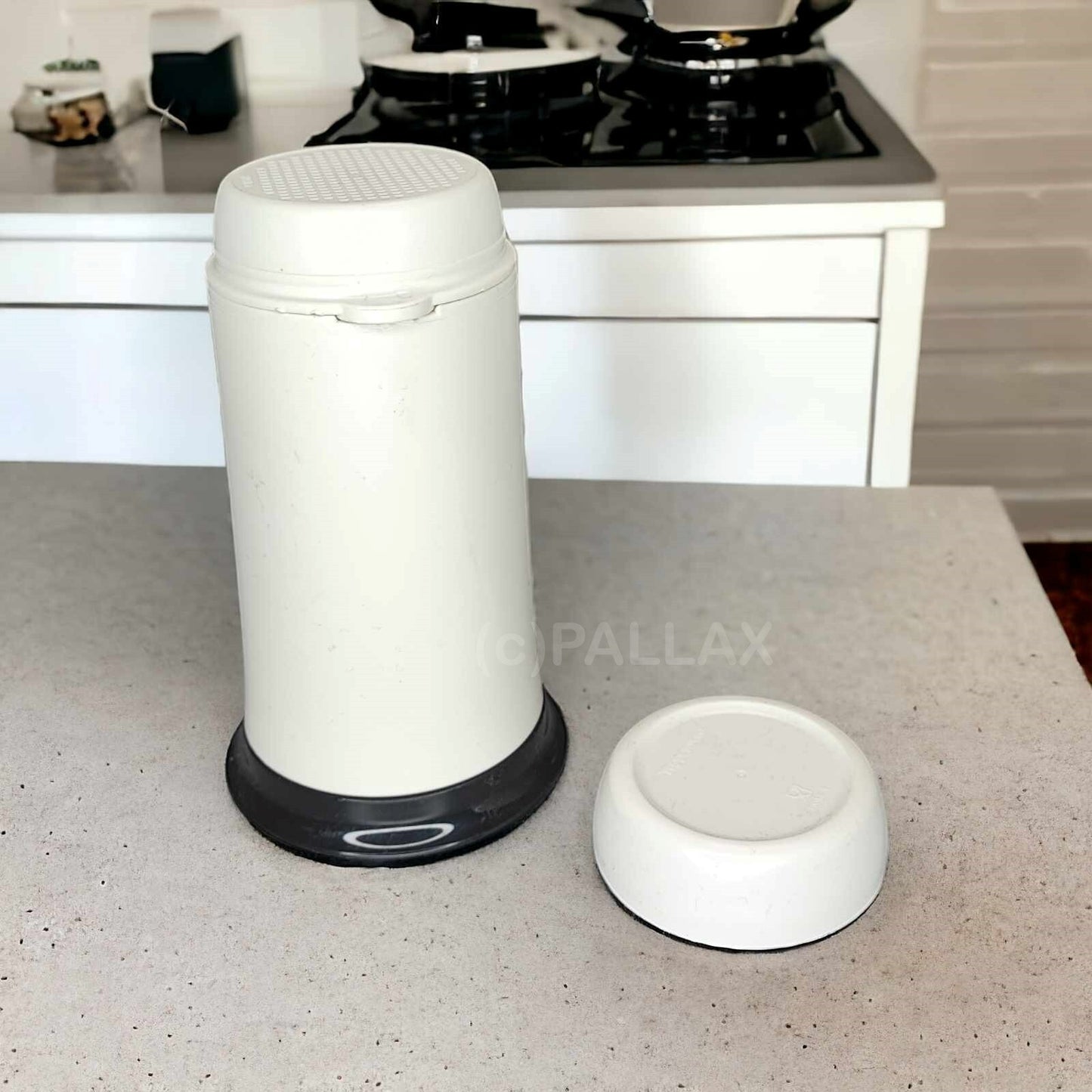 TUPPERWARE C28 SCHÖNE MÜLLERIN 300 ML WEISS SCHWARZ PUDERZUCKER-STREUMÜHLE