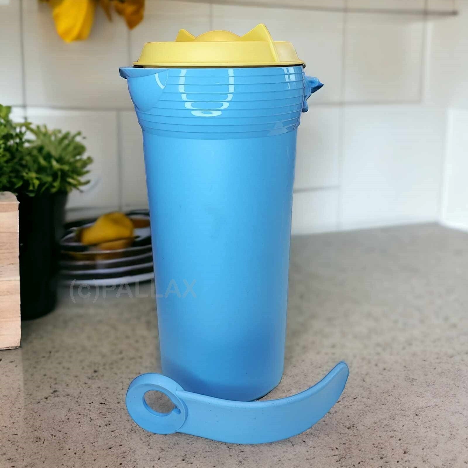 TUPPERWARE PICKNICK-KANNE 1,1 L HELLBLAU GELB ABNEHMBARER GRIFF SAFTKANNE