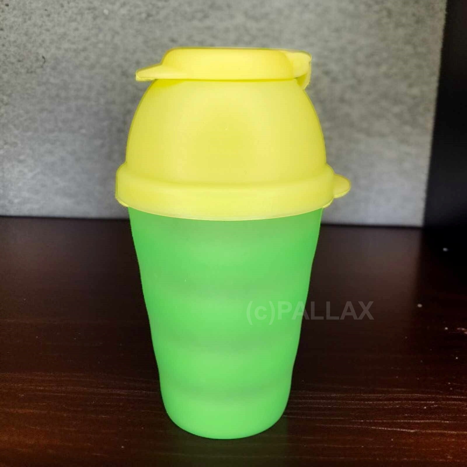 TUPPERWARE J21 JUNGE WELLE SCHÜTTELBECHER 330 ML GRÜN GELB MIX-BECHER SHAKER