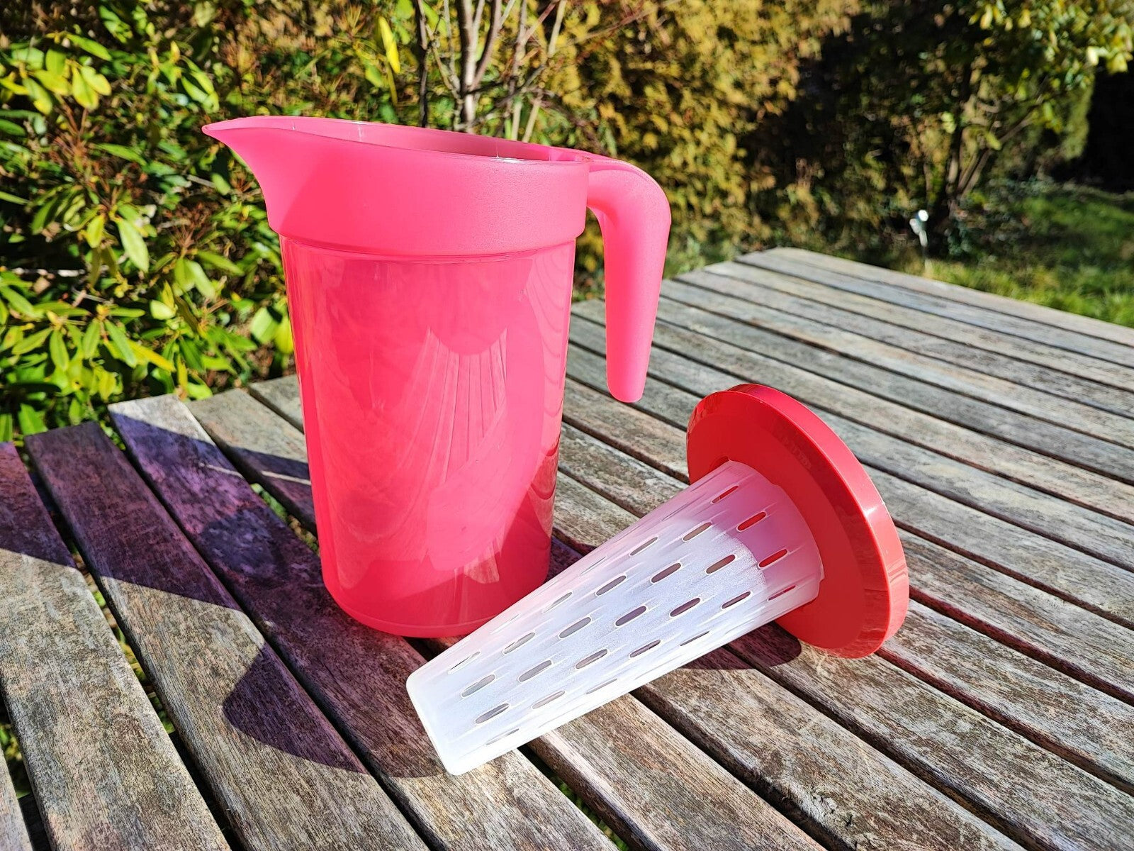 TUPPERWARE PIROSCKA SAFTKANNE 2 L ROT ALOHA PICKNICK-KANNE