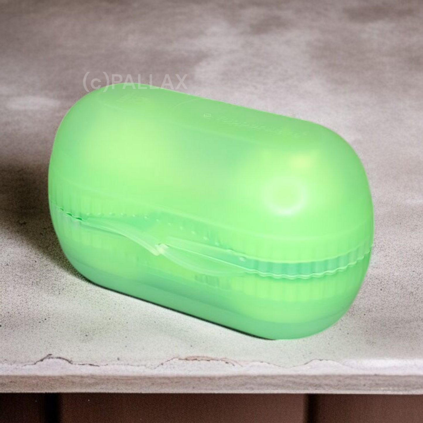 TUPPERWARE A128 ZWEI-DABEI GRÜN EIERBEHÄLTER MIT SALZSTREUER FÜR UNTERWEGS