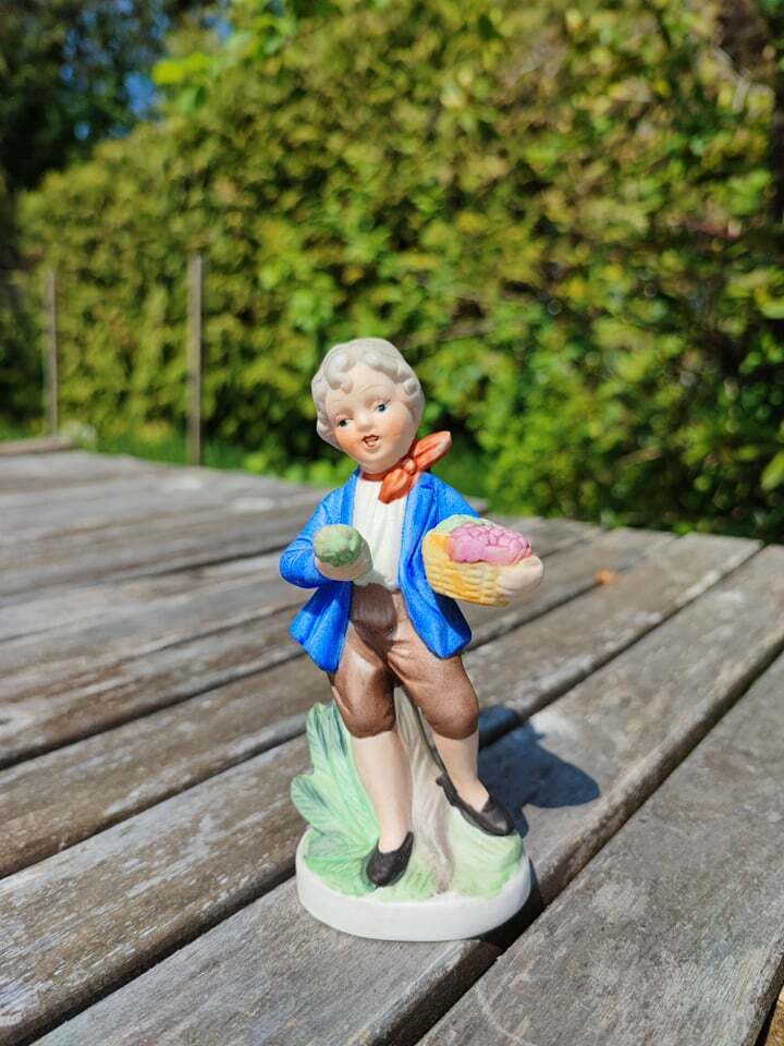 VINTAGE NIPPESFIGUR KERAMIK-FIGUR JUNGE MIT TRAUBEN 13 CM
