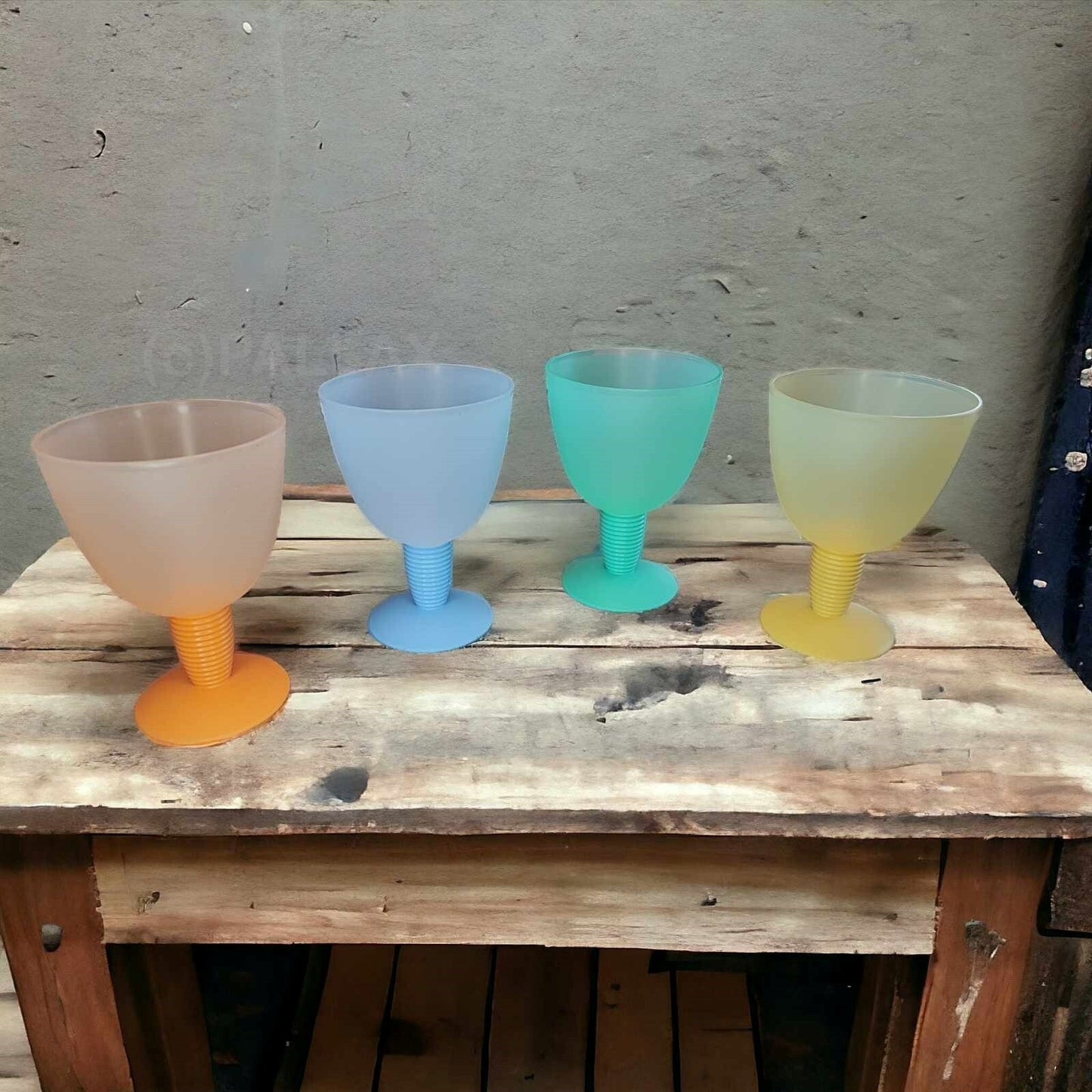 TUPPERWARE JUNGE WELLE DESSERT-BECHER SET (4 STÜCK) 330 ML MEHRFARBIG