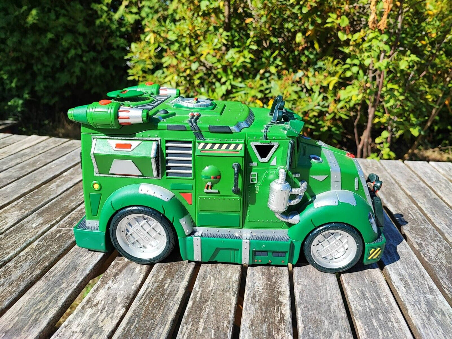 TEENAGE MUTANT NINJA TURTLES BATTLE SHELL ARMORED ATTACK TRUCK / PLAYMATES 2002
