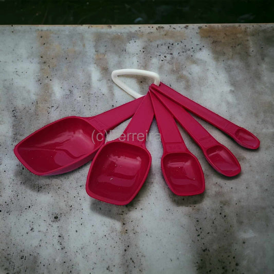 TUPPERWARE D42 KÜCHENSTERCHEN MASSLÖFFEL-SET MIT SKALA BROMBEER-ROT
