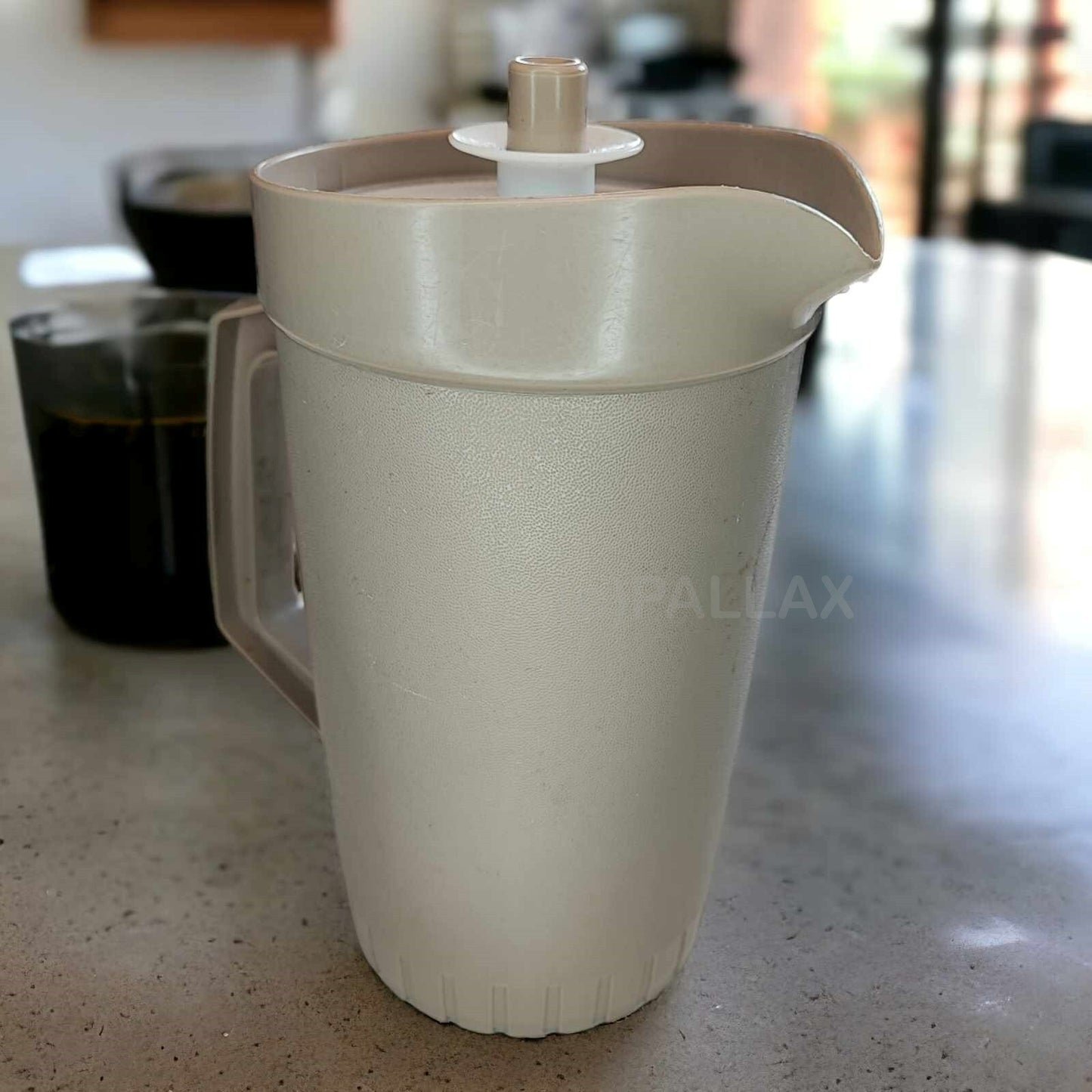 TUPPERWARE VINTAGE PIROSCHKA KANNE 1,4 L BEIGE WEISS SAFTKANNE